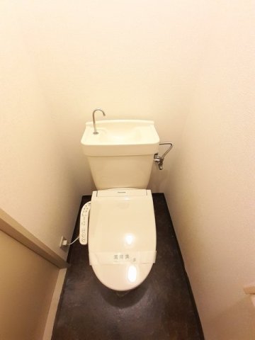 トイレ　落ち着いた色調のトイレです