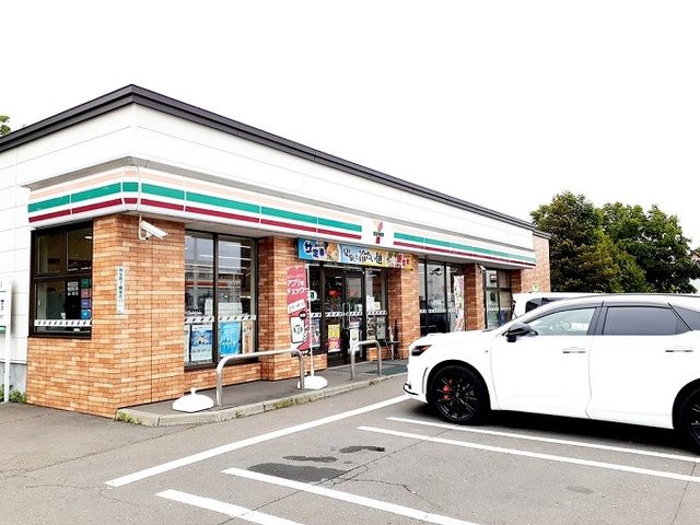 コンビニ　セブンイレブン（コンビニ）まで300m