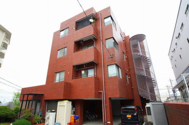 建物外観　タイル貼りで窓の多い外観です。