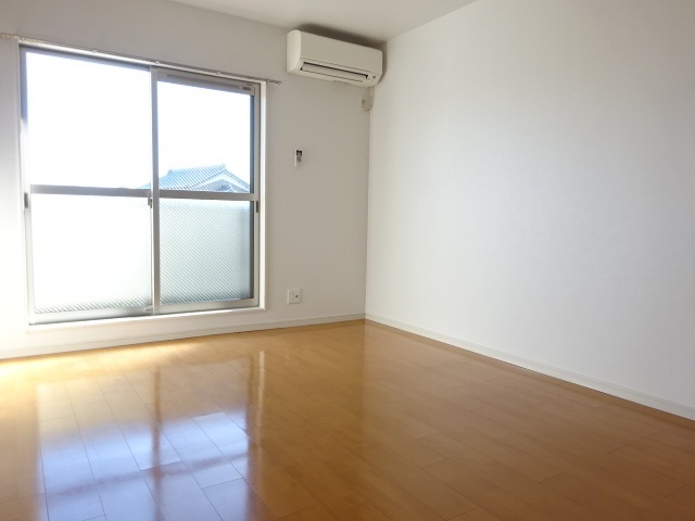 居室・リビング　エアコン付の明るいお部屋です