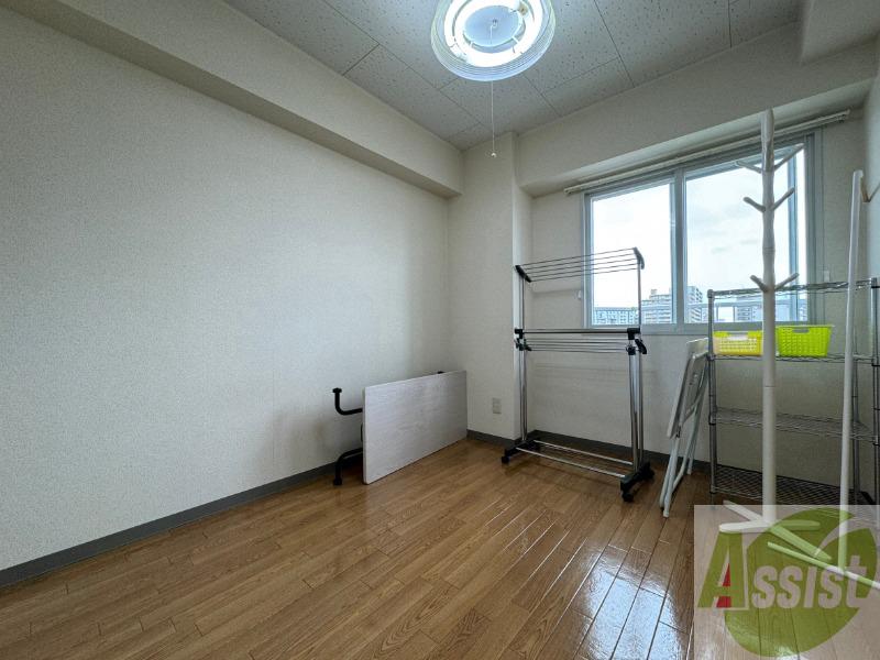 その他部屋・スペース　寝室はこちらです。光が差し込む、温かみのあるお部屋です。