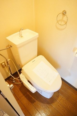 トイレ　落ち着いた色調のトイレです