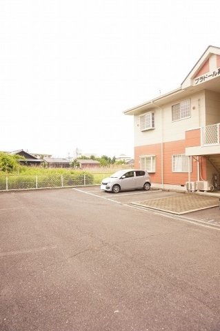 駐車場　駐車場があるので、車を買う予定の方も安心です