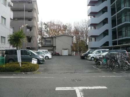 駐車場　敷地内に駐車場完備。