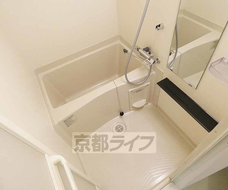バス・シャワールーム　鏡の付いた便利なお風呂