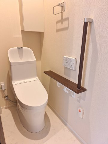 トイレ　緊急通報システム付き/手すり付きでつまづき防止/温水洗浄便座