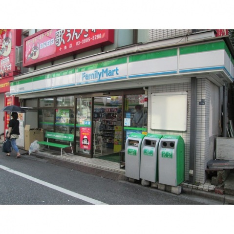 コンビニ　ファミリーマート（コンビニ）まで240m