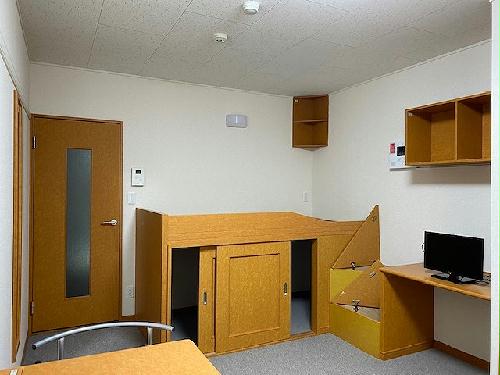 その他部屋・スペース　折りたたみ可能なテーブル、イス付き