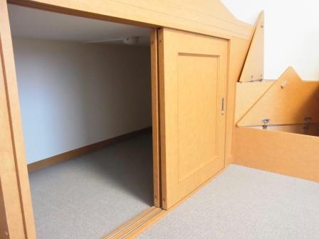 収納　ハイベッド下、階段部分も収納できます