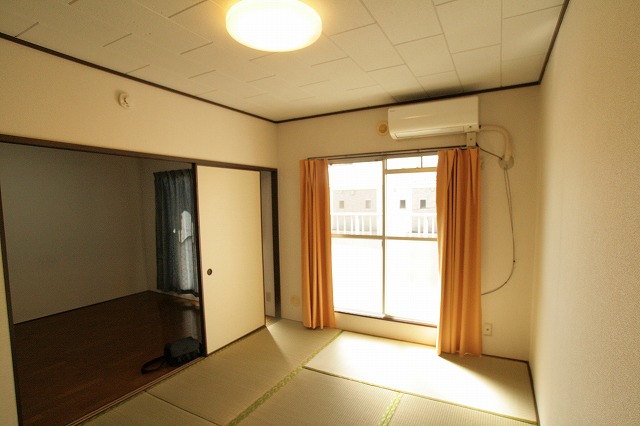 その他部屋・スペース　和室と洋室は引き戸つながり