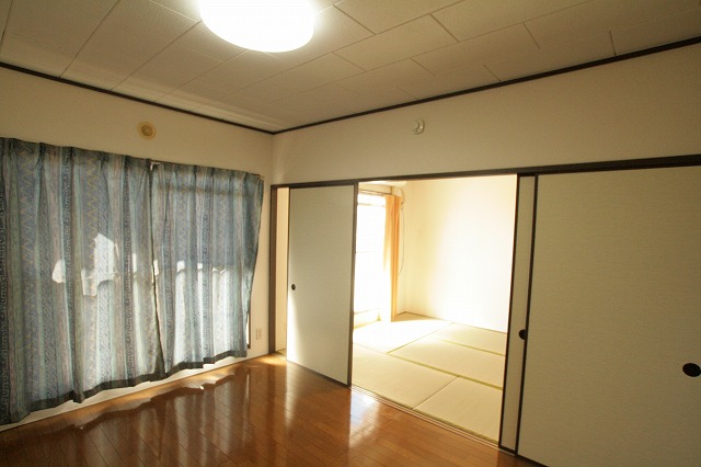 居室・リビング　南向きの洋室