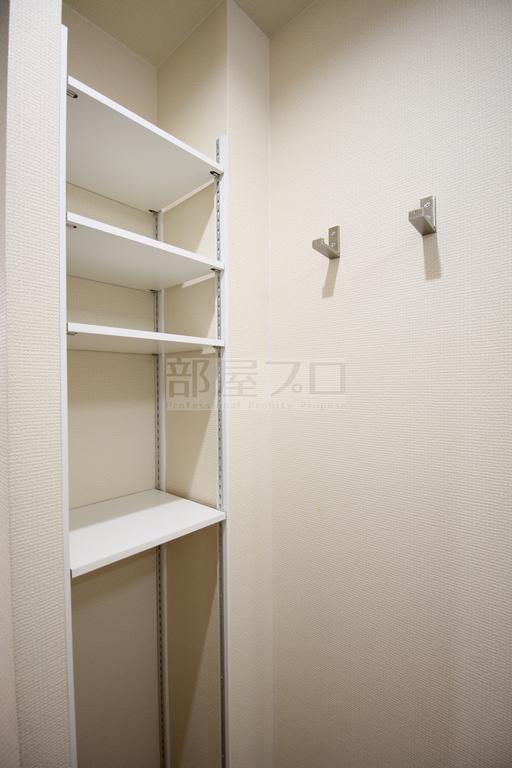 その他設備　脱衣場にタオルや着替えなども置いておける棚があります