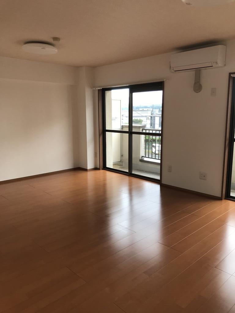 居室・リビング　真ん中に扉あり