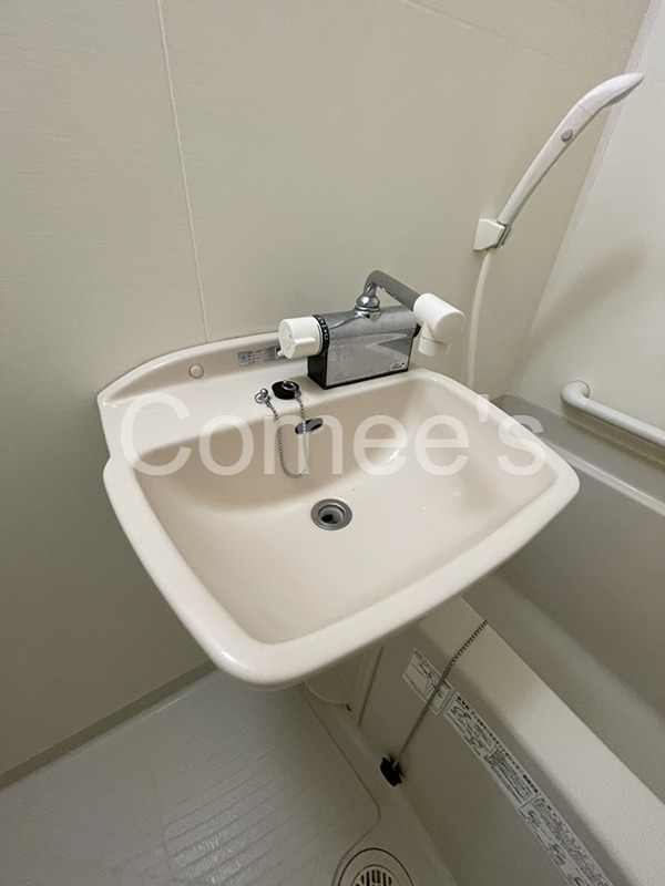 洗面設備　洗面台はバスルームに設置されています