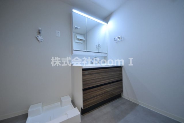 洗面設備　明るい洗面所です