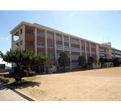 中学校　和歌山市立明和中学校（中学校）まで2304m