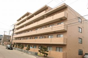 札幌市豊平区月寒東三条のマンションの建物外観