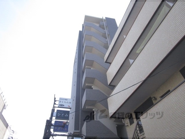 【長岡京市開田のマンションの建物外観】