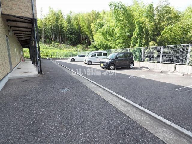 【北九州市小倉南区長行西のアパートの駐車場】