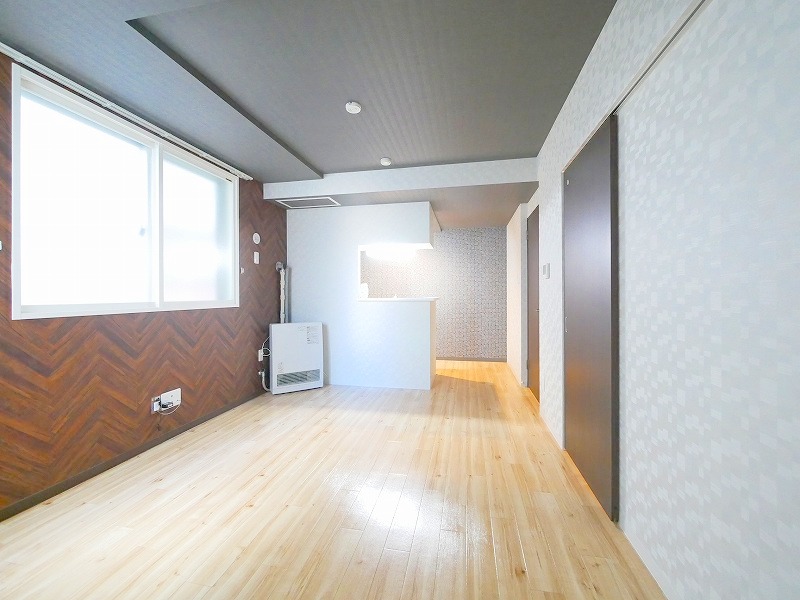 居室・リビング　アクセントクロスがおしゃれなお部屋です♪