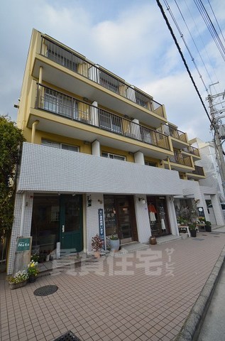 【西宮市北名次町のマンションの建物外観】