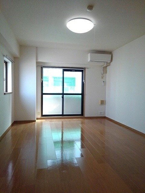 居室・リビング　エアコン付きの明るい室内です。