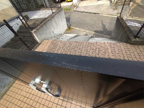 エントランス　建物（駐輪場）入口部にスロープ有