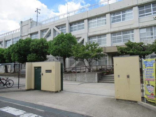 中学校　東大阪市立弥刀中学校（中学校）まで461m