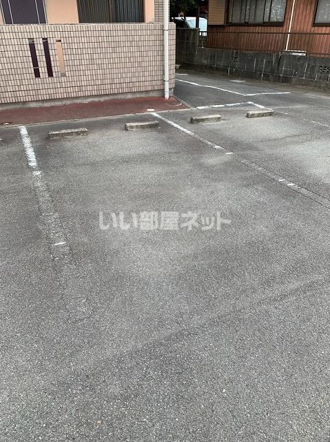 【ドミール上野の駐車場】