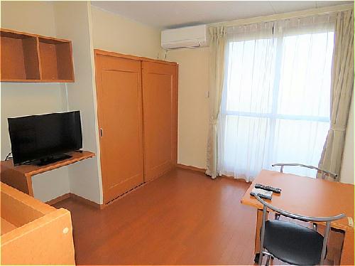 居室・リビング　カーテンやテーブル、テレビも備え付けです