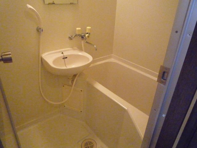 バス・シャワールーム　浴室内に洗面台がついています。