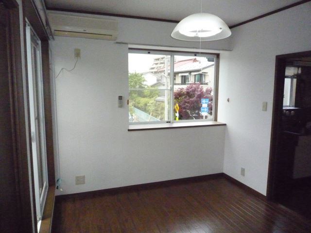 居室・リビング　窓が２面にあるので良く日が入ります。