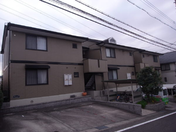 日進市香久山のアパートの建物外観