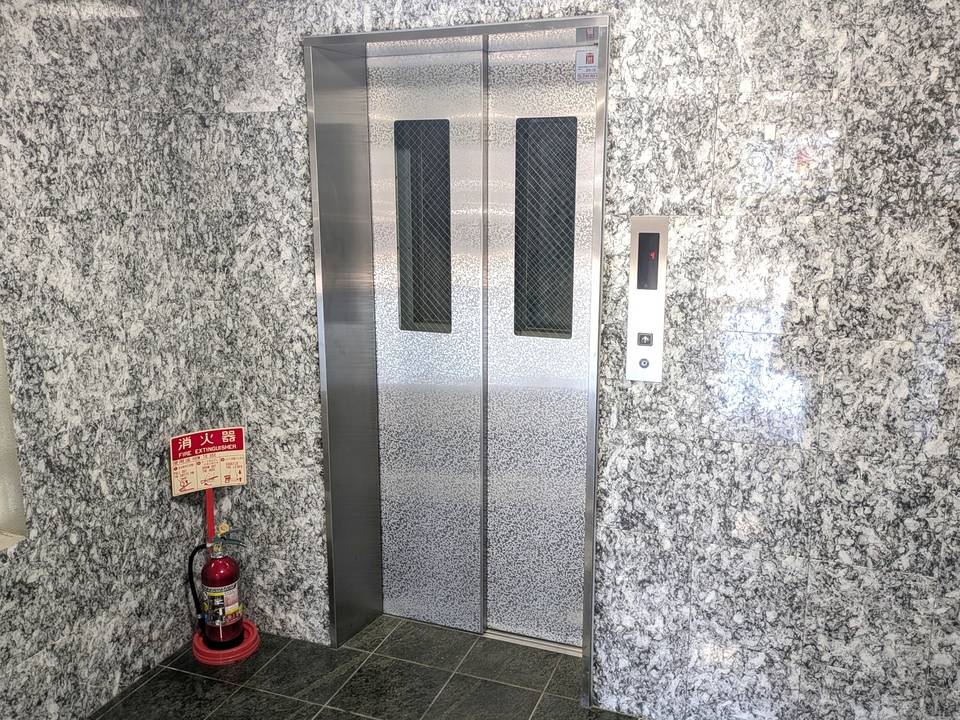 エントランス　エレベーター