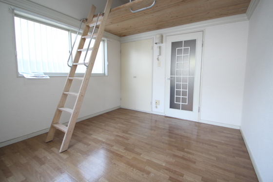 居室・リビング　※別号室の写真です。