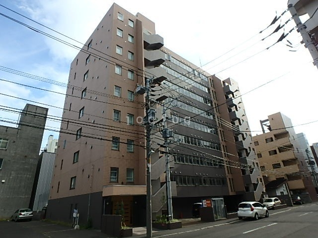 札幌市中央区南一条西のマンションの建物外観