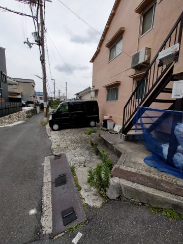 【東大阪市日下町のアパートの駐車場】