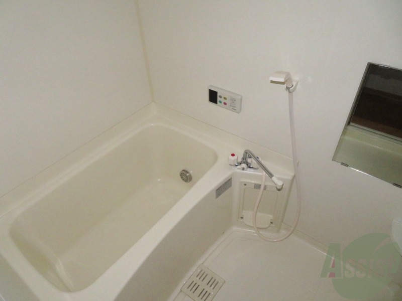 バス・シャワールーム　浴室はシンプル。一人暮らしにはちょうど良いサイズですね。