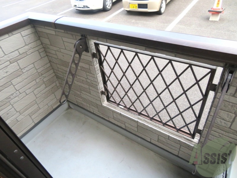 バルコニー　バルコニーは洗濯物を干すのに十分な広さがありますね。