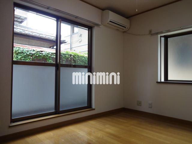 眺望　二面に窓があり明るい洋室