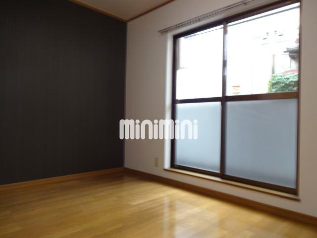 居室・リビング　アクセントクロスでオシャレな室内