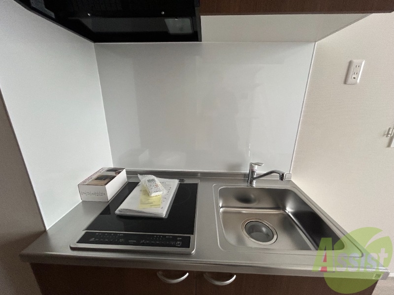 キッチン　２口のＩＨコンロが備え付きですので、買わずに済みますね。