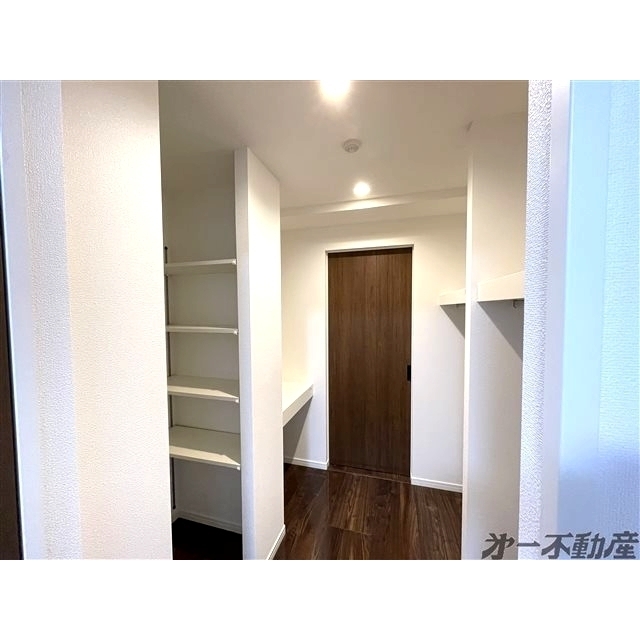収納　ウォークスルークローゼット