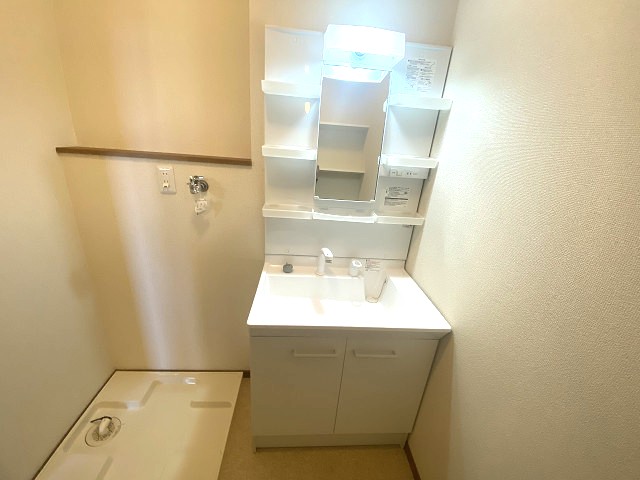 洗面設備　照明付き洗面台
