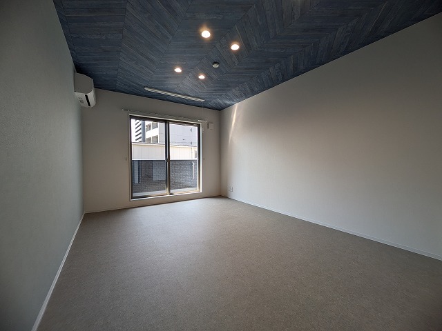 居室・リビング　同物件、別号室のものです。