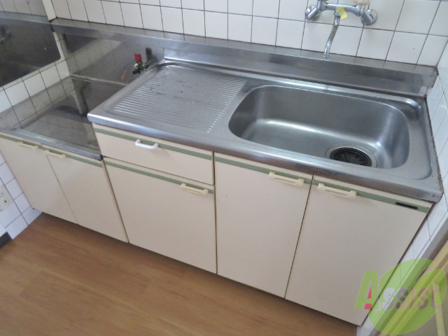 キッチン　シンプルなキッチンです。一人暮らしにはちょうどいいサイズ。