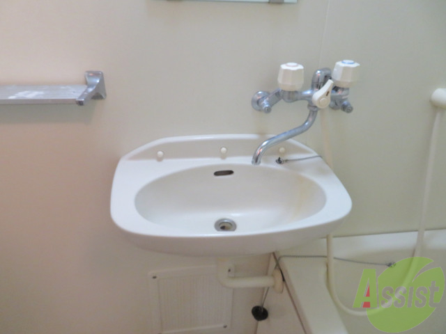 洗面設備　洗面台です。シンプルなつくりなので、お手入れしやすそうです。