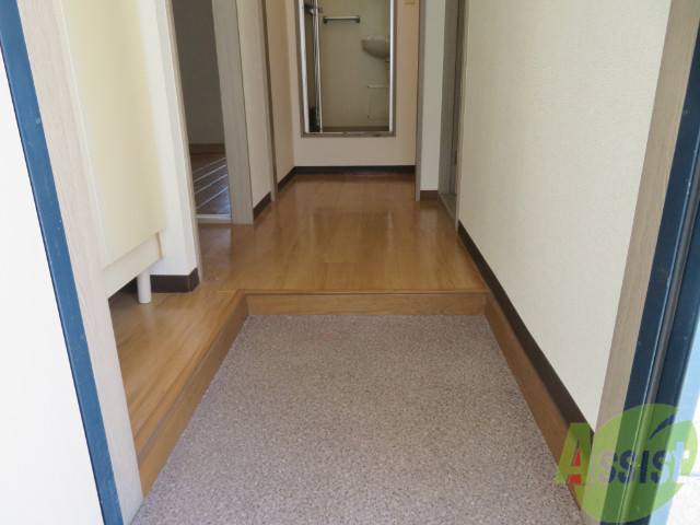 玄関　関の様子です。明るい印象ですね。気分もあがりそう。