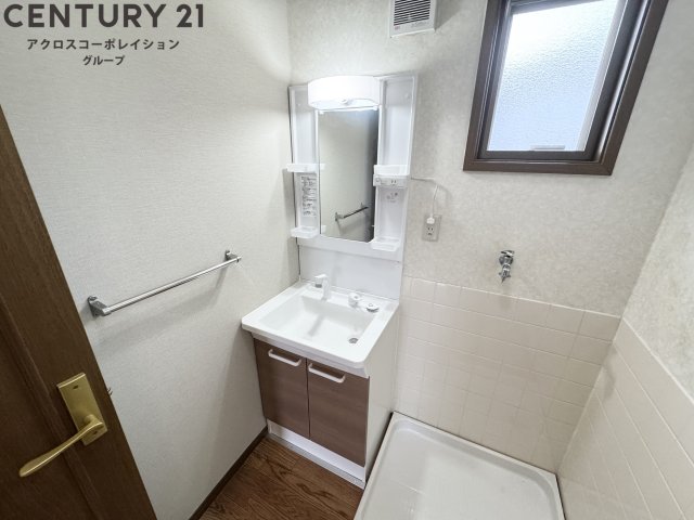 洗面設備　洗面室にも窓があります