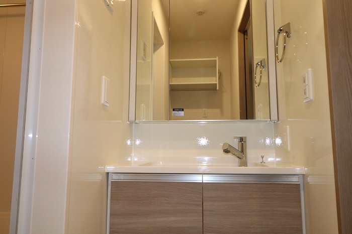 洗面設備　独立洗面台、小物を置くことができて便利です